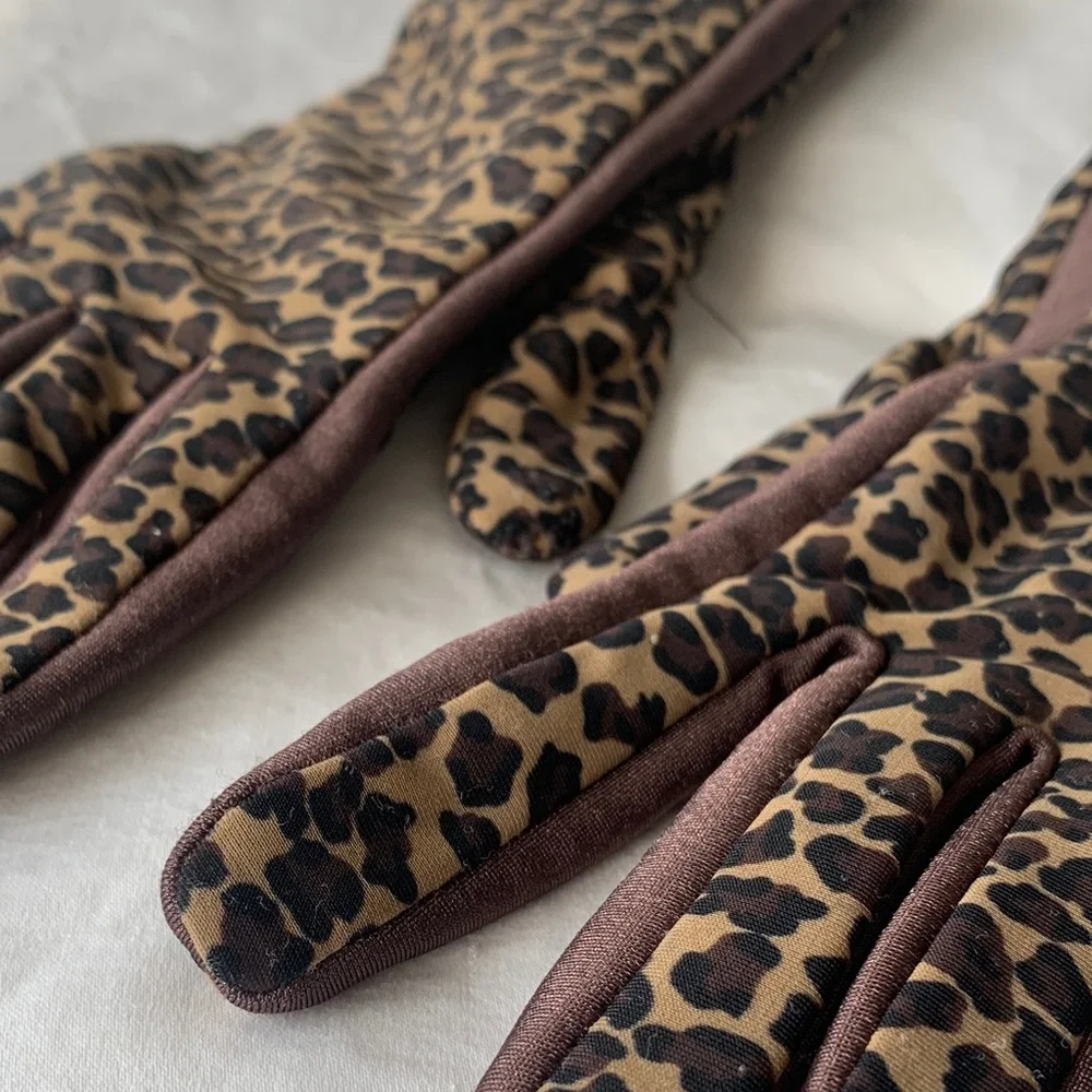 Isotoner Leopard Print Women's Gloves - Picture 4 of 5